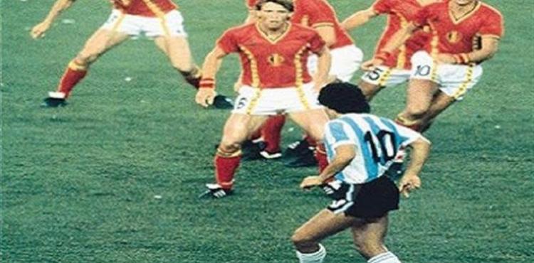 مارادونا أمام 6 لاعبين.jpg