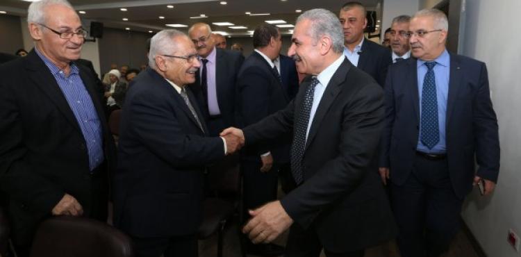 اشتية يقابل مسؤولين مصريين