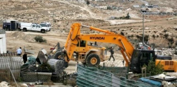 هدم بركس في الخليل.jpg