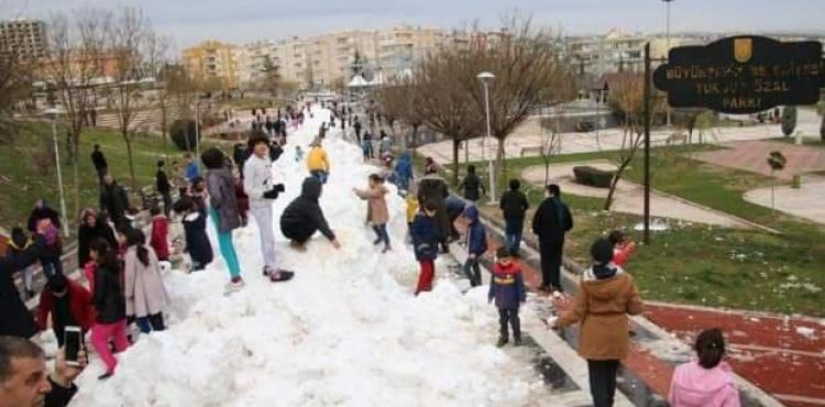 مواطنون أتراك يمرحون على الثلوج