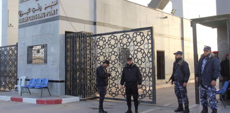 موظفو داخلية حماس يستلمون معبر رفح