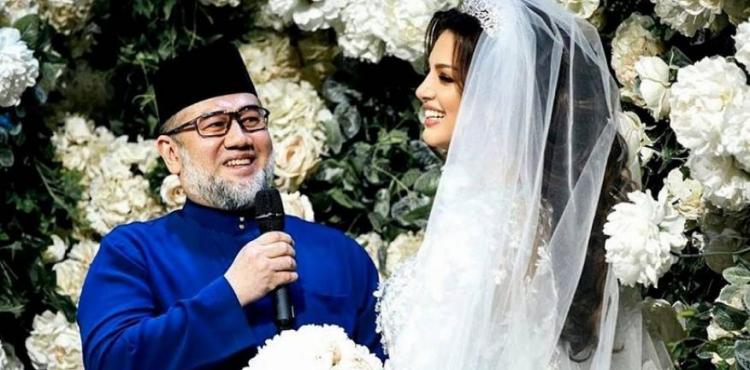 ملك ماليزيا السابق وطليقته