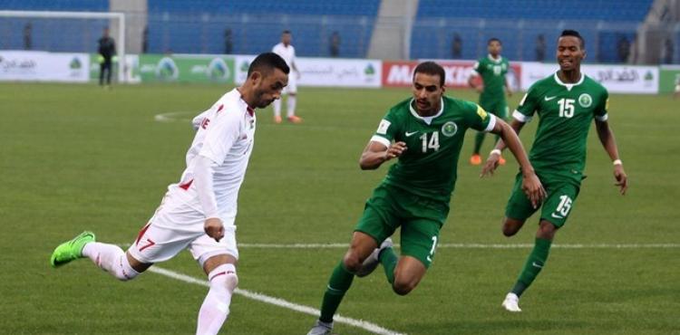 لاعبو المنتخب السعودي والفلسطيني