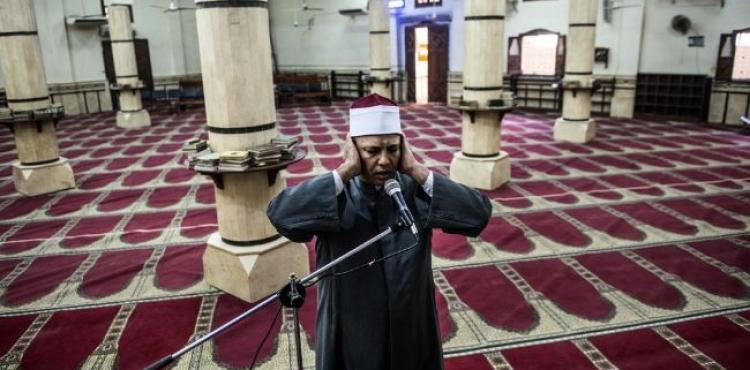 مؤذان بأحد المساجد في مصر.JPG