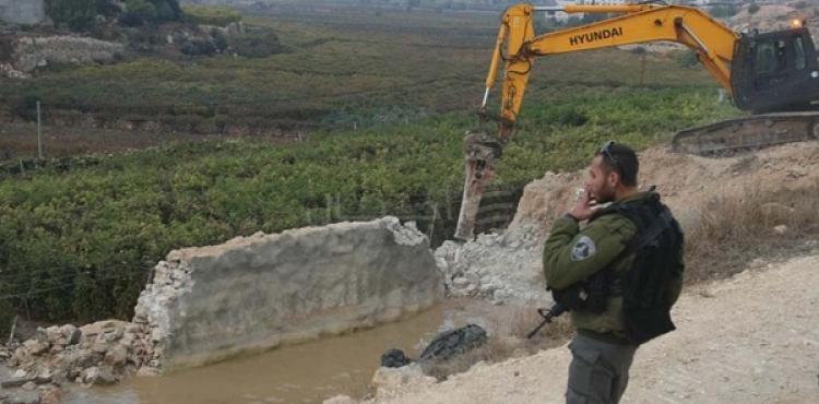 الاحتلال يهدم بئر مياه جنوب الخليل