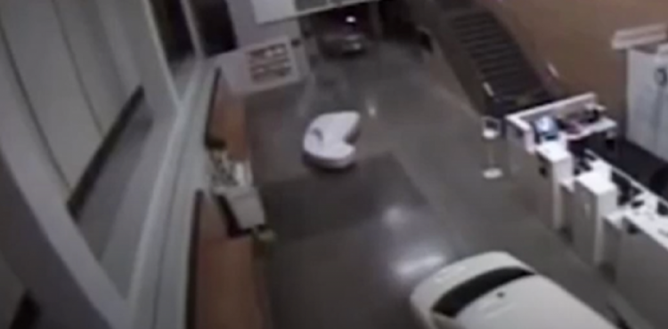 إمرأة تقتحم مركز شرطة بسيارتها