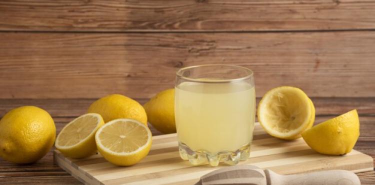 lemonade-glass-cup-wooden-board_114579-11588.jpg