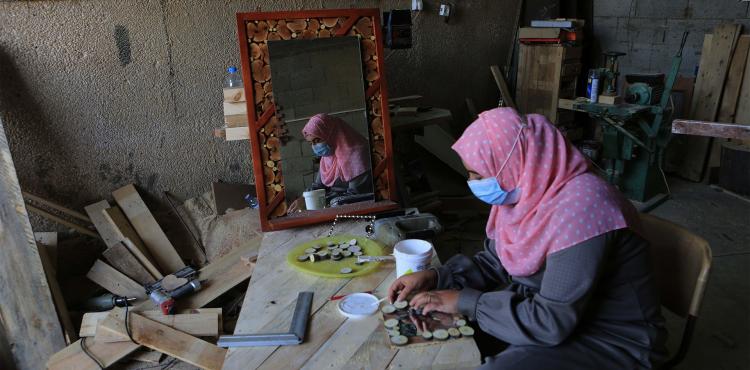 زوجان في غزة يتحديان البطالة بالأعمال الخشبية.jpg