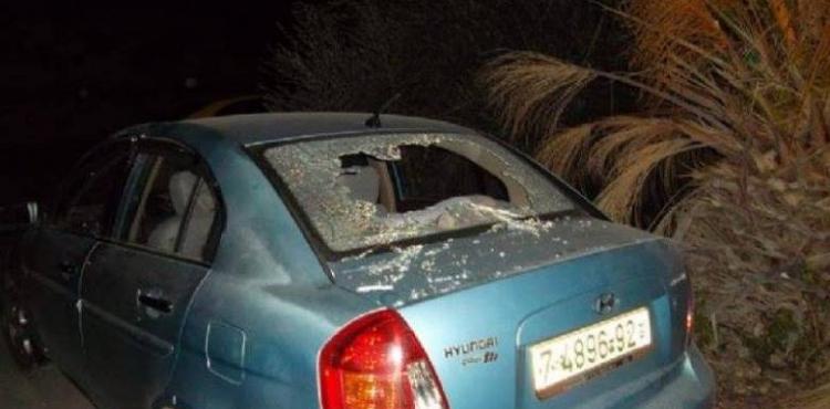 مستوطنون يرشقون مركبات المواطنين بالحجارة