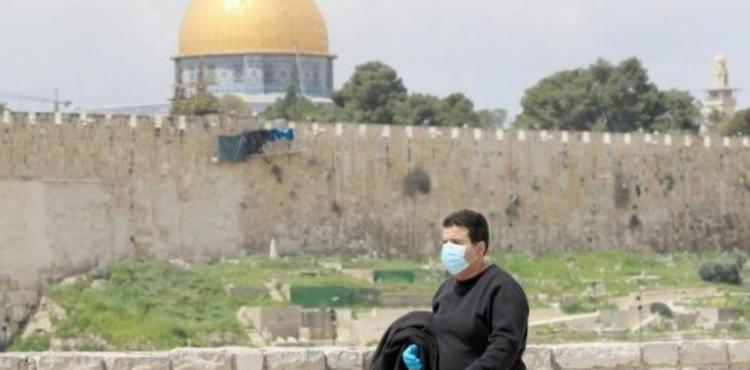 رجل يرتدي كمامة وقاية من كورونا في القدس.jpeg