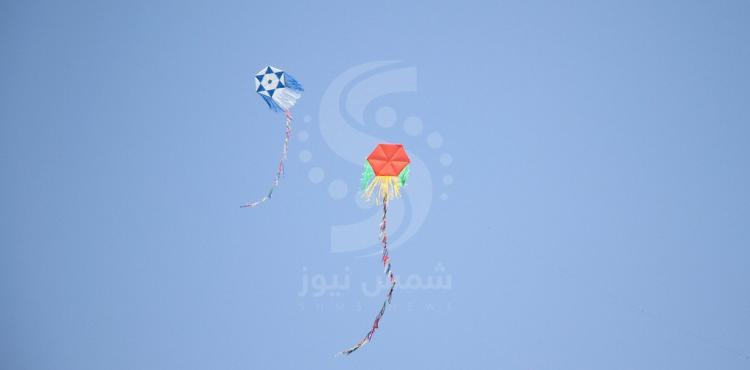 أحمد مرزوق يصنع طائـرات ورقية.jpg