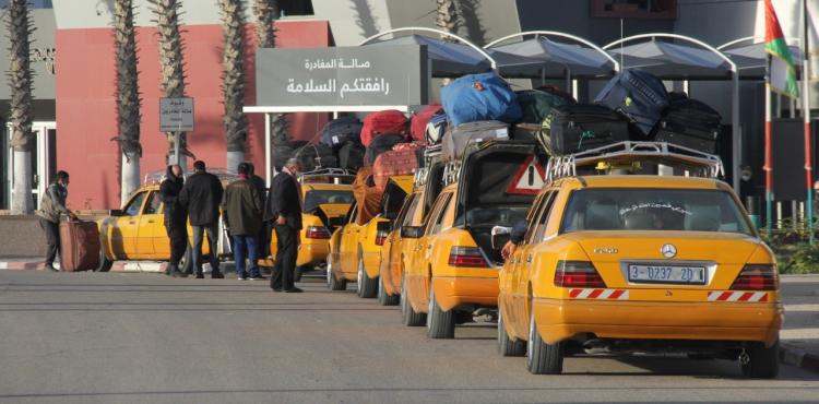 معبر رفح مغادرة مسافرين.jpg