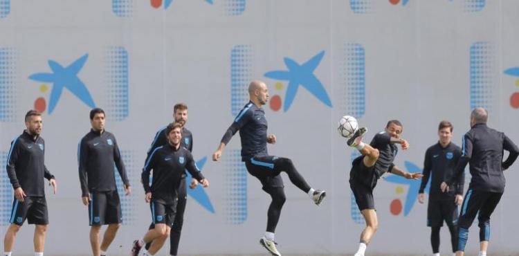  لاعبو برشلونة أثناء التدريب قبل مواجهة أتلتيكو مدريد 