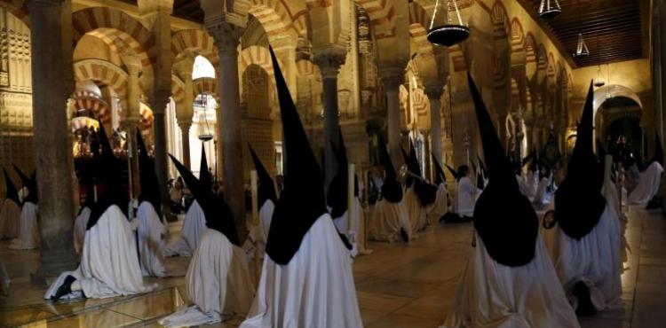  مسجد قرطبة من الخارج حيث تقيم الأسقفية احتفالات بمناسبة أسبوع الآلام