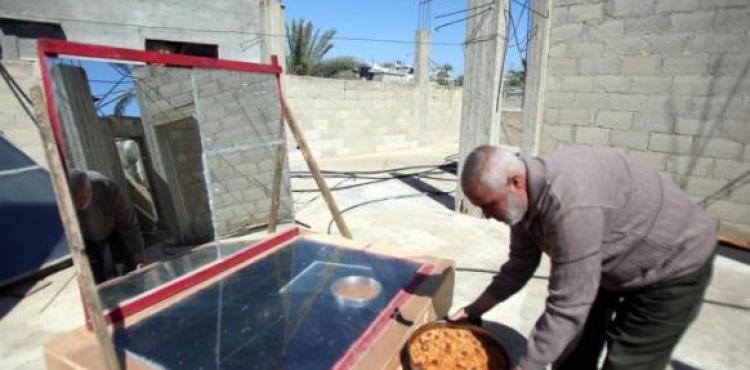  خالد بشير يعد طعامه بواسطة الفرن الشمسي