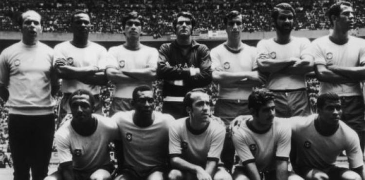  اللاعب البرازيلي باولو سيزار أقصى اليسار في صف الجالسين - 1970.