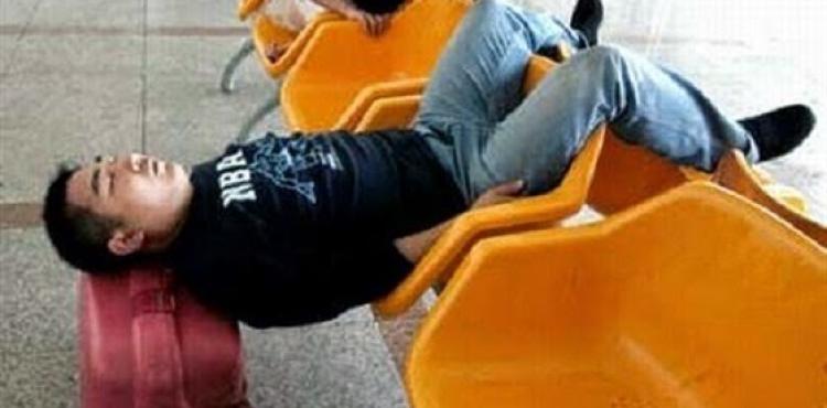 طريقة نوم غريبة للمسافرين