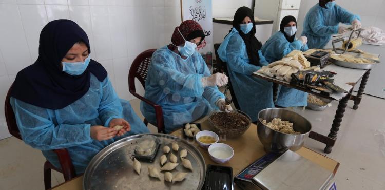 نساء فلسطينيات يصنعن الكبة والسمبوسك استعدادا لرمضان ‫(158740835)‬ ‫‬.jpg