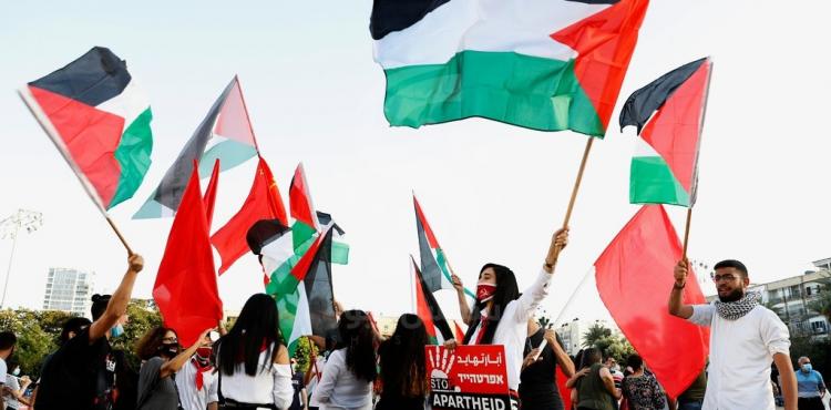 علم فلسطين يرفرف في قلب تل أبيب.jpg