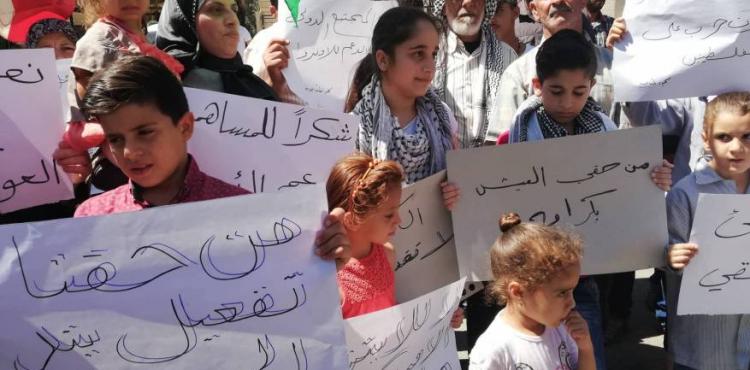 لاجئون سوريون يعتصمون أمام مكاتب اونروا بلبنان