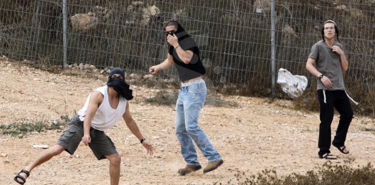 مستوطنون يهاجمون عددًا من منازل المواطنين في قرية سوسيا شرق يطا جنوب الخليل.jpg