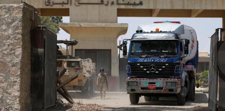 شاحنات وقود مصري