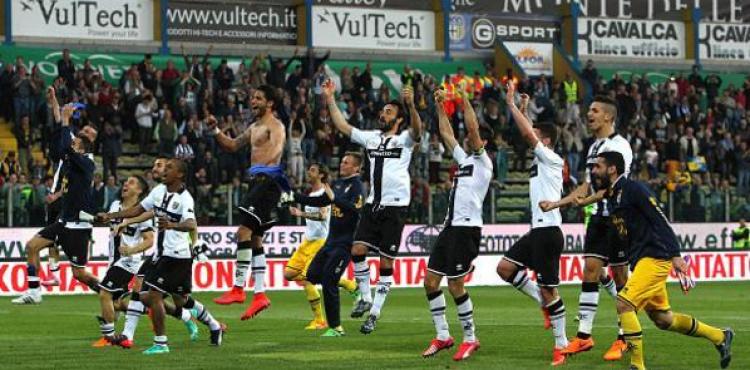 فريق بارما يحتفل بعد فوزه 