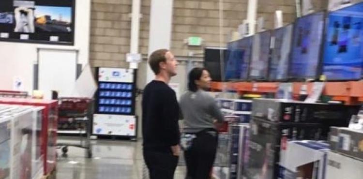 مالك فيسبوك يتجول في متجر للتنزيلات !