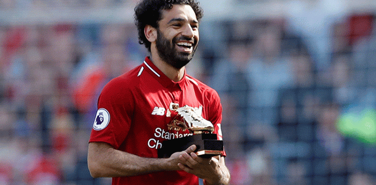محمد صلاح يتسلم الحذاء الذهبي