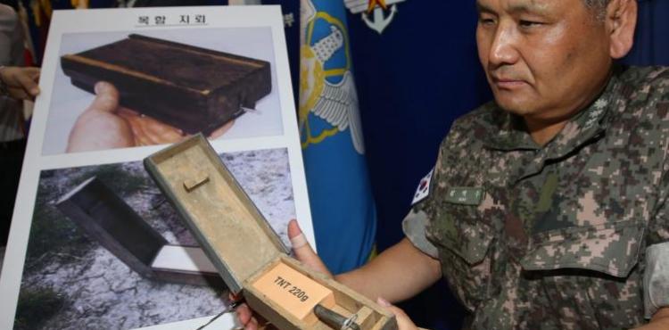 ضابط كوري جنوبي يعرض لغما قال إنه زرع من قبل كوريا الشمالية