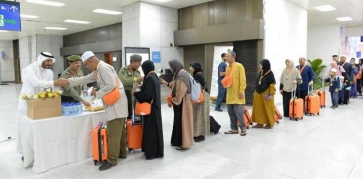 أول دفعة من معتمري هذا الموسم