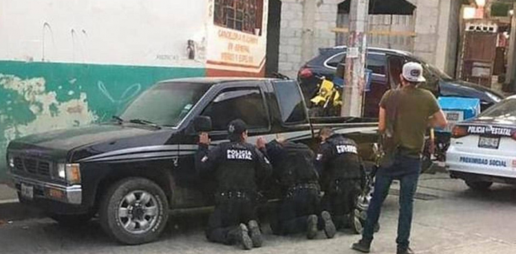 عصابة تهين رجال شرطة بالمكسيك