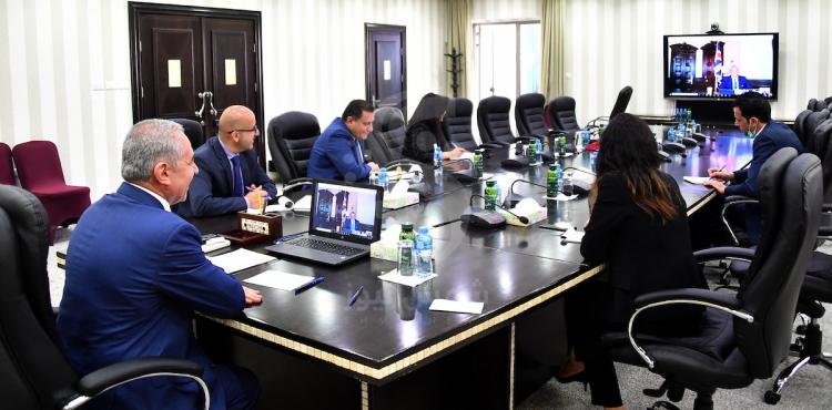 محمد اشتيةخلال لقاء وزير الدولة البريطاني للشؤون الخارجية جيمس كليفرلي.jpg