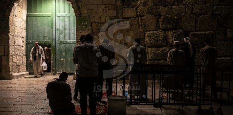 مئات الفلسطينيين يؤدون صلاة الفجر على أحد ابواب المسجد الاقصى.jpg