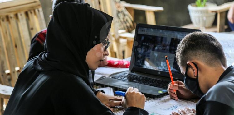 التعليم الإلكتروني في غزة على إثر تفشي فيروس كورونا.jpg