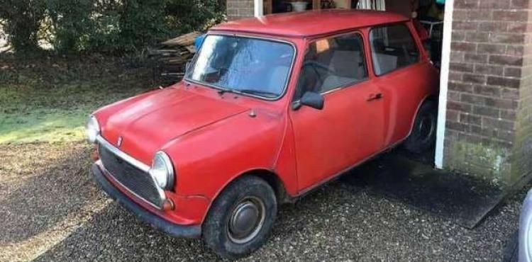 سيارة قديمة