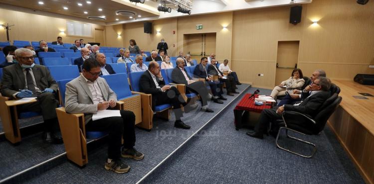 اشتية خلال لقائه عددا من أعضاء المجلس الثوري.jpg