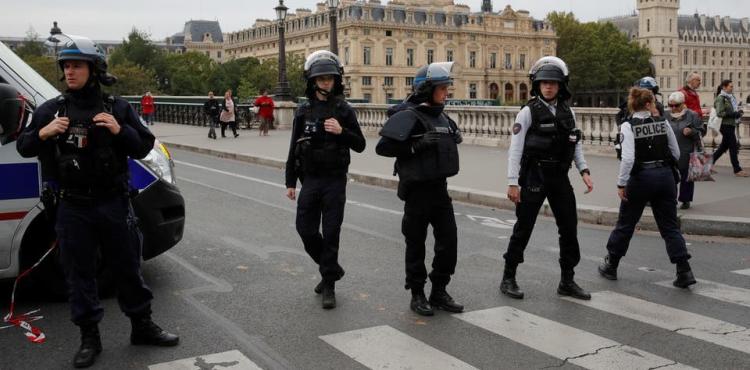 عناصر من الشرطة الفرنسية قرب مقر شرطة باريس