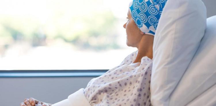 سيدة تتعالج من السرطان