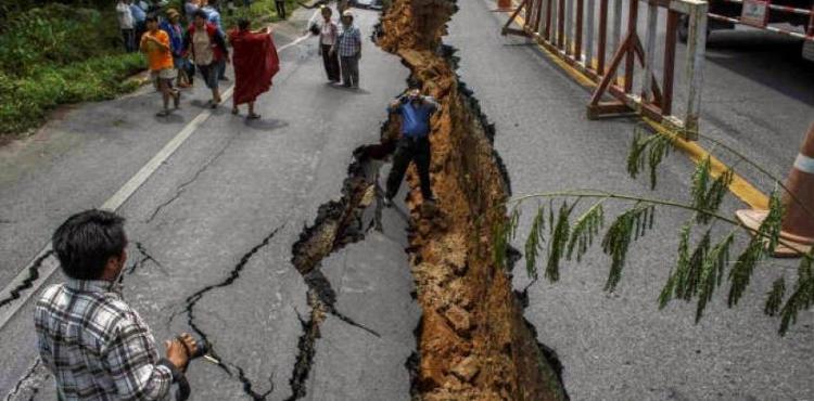 أثار زلزال ضرب أندونيسيا