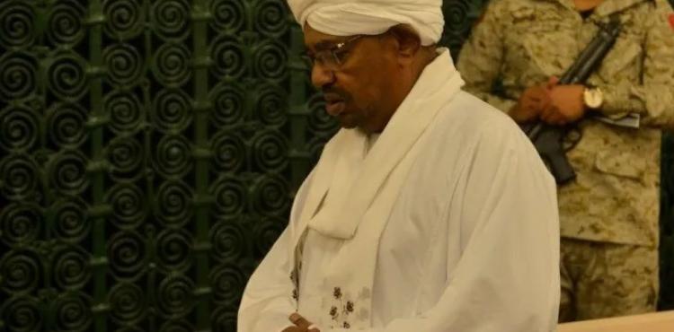 عمر البشير يصلي