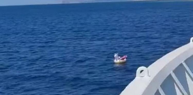 طفلة على بالون سباحة ببحر اليونان.jpg