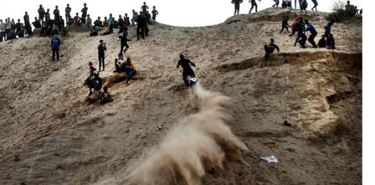 ممارسة الدراجات النارية على تل رملي.JPG