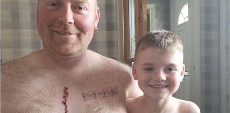 تعاطف الاب مع ابنه المريض