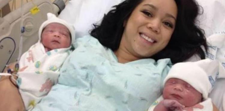 الأم رفقة توأمها