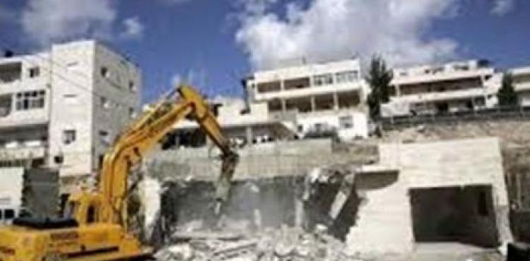 عائلة مقدسية تُجبر على هدم غرفتين من منزلها