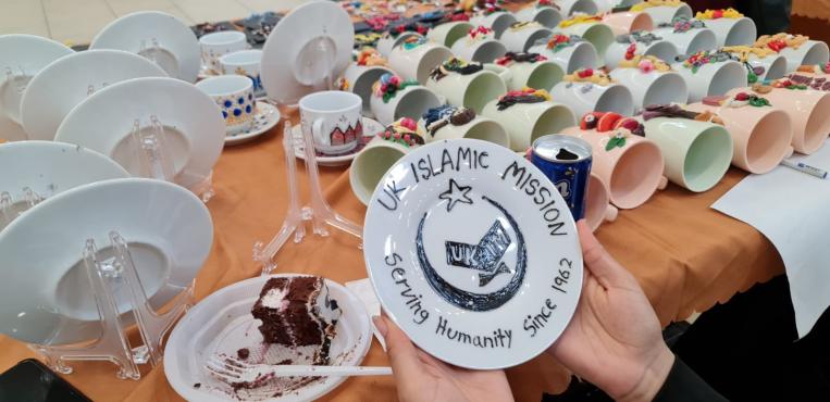 سيدات يعرضن منتجاتهن في معرض نسائي ضمن عملهن في مشاريعهن الخاصة