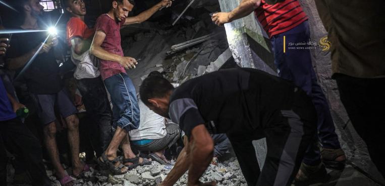 انتشال الضحايا من تحت الأنقاض في رفح في أعقاب القصف الإسرائيلي