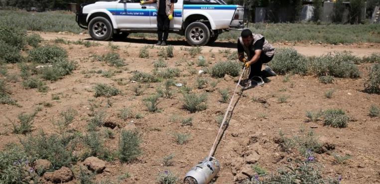 خبراء متفجرات  يتخلصون من صاروخ قبة حديدية غير منفجر  سقط في ارض زراعية خلال غارات جوية إسرائيلية