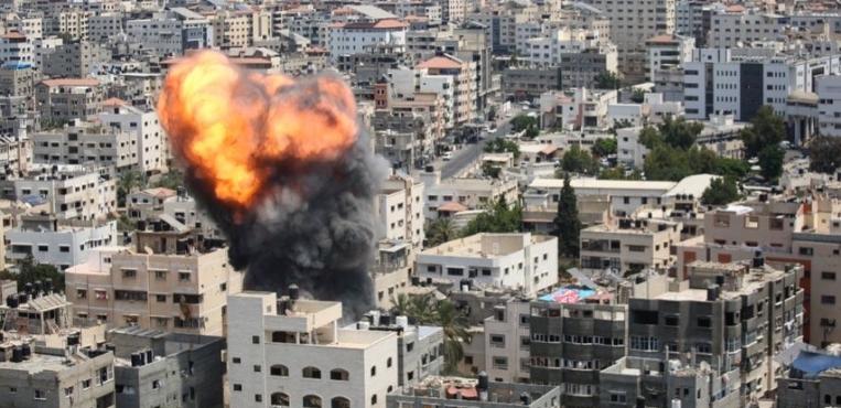 الطيران الإسرائيلي يستهدف منزل لعائله خليفة بمدينه غزة
